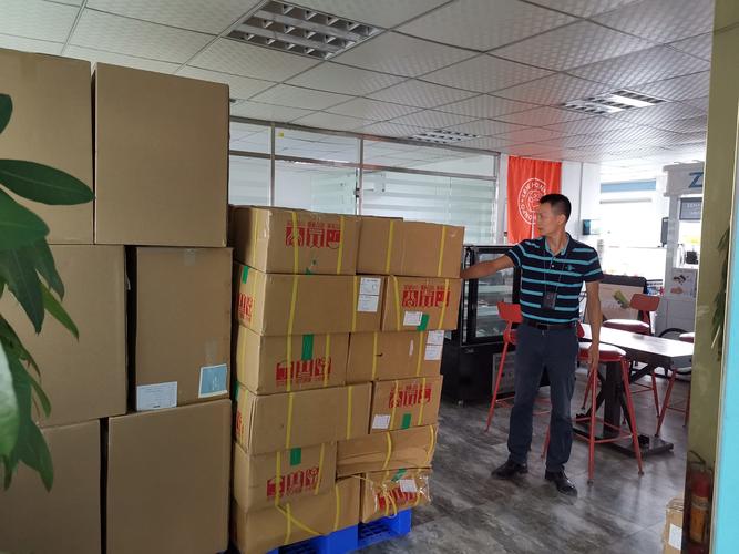 巡查检查深圳市乐津本铺餐饮管理,发现办公室内堆放货物.